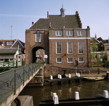 842348 Gezicht op de IJsselpoort (links) en het stadhuis van Montfoort, met op de voorgrond de Hollandsche IJssel.